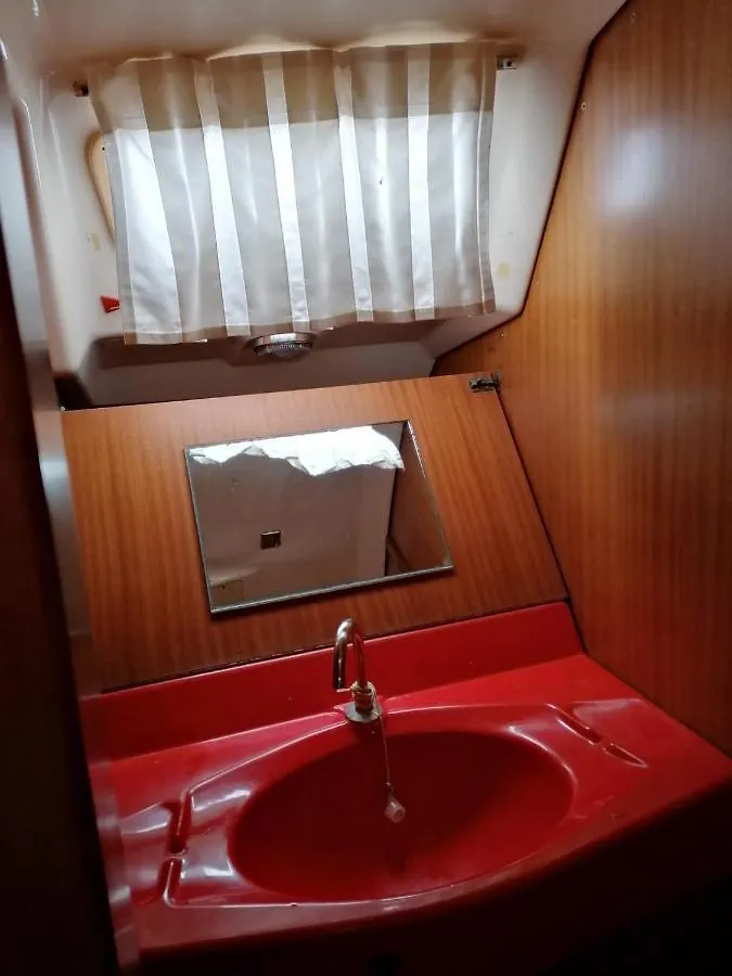 Cozy Sailboat In Barcelona!! No Showers Sant Adria de Besos Španělsko
